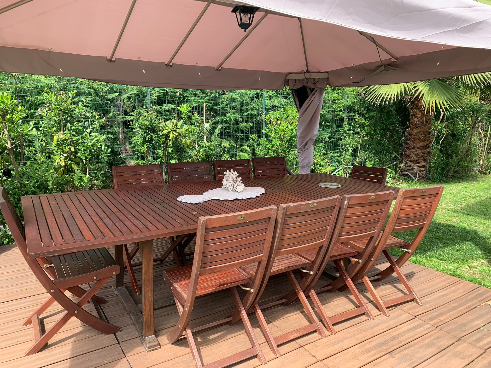 Large convivial table under the gazebo
