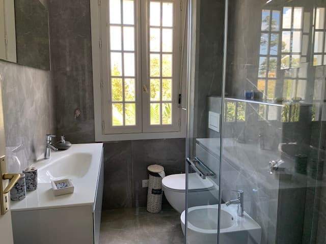 Modern bathroom in stone-effect stoneware with crystal shower