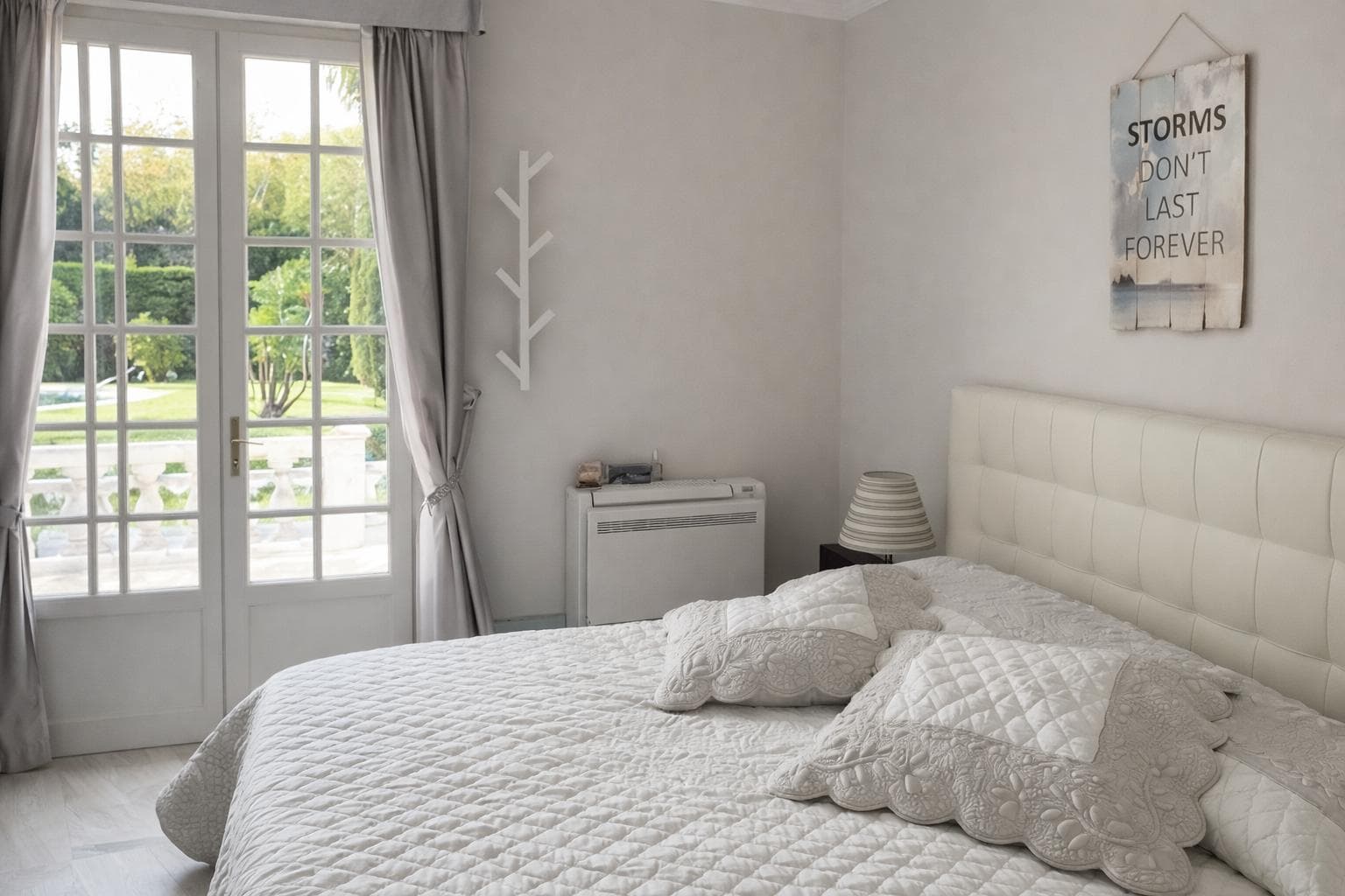 Romantic double bedroom with garden view